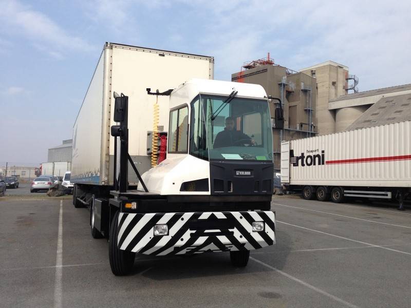 Manutention lourde et levage avec la location d’un tracteur de cour à Lyon proche Corbas