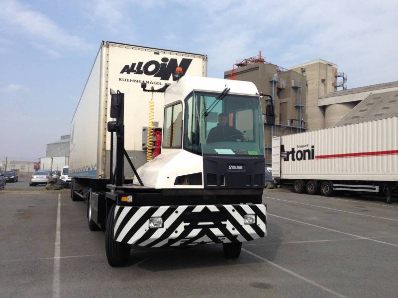 Louer un camion/tracteur portuaire à Lyon